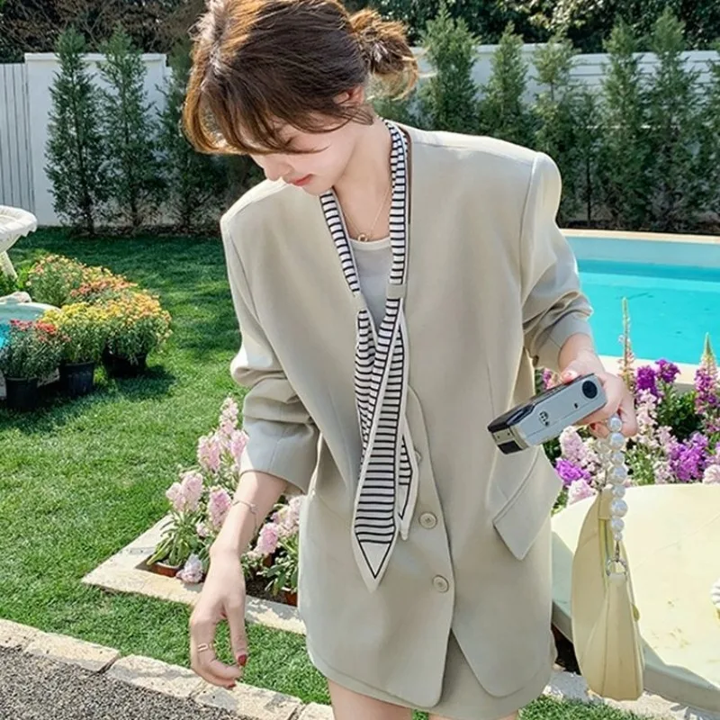 ชุดเซ็ตสองชิ้นสไตล์ลำลองสำหรับผู้หญิง ดีไซน์หรูหราทันสมัยแบบเกาหลี เสื้อแจ็คเก็ตแขนยาวทรงหลวมพร้อมกระโปรงทรงมินิเข้ารูป