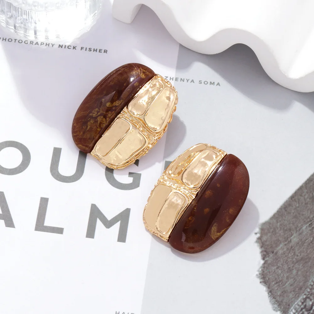 Retro Trend Irregular Brown Amber Resin Splice Earrings for Women Exaggerated Autumn and Winter Alloy Jewelry Gift New 2024
