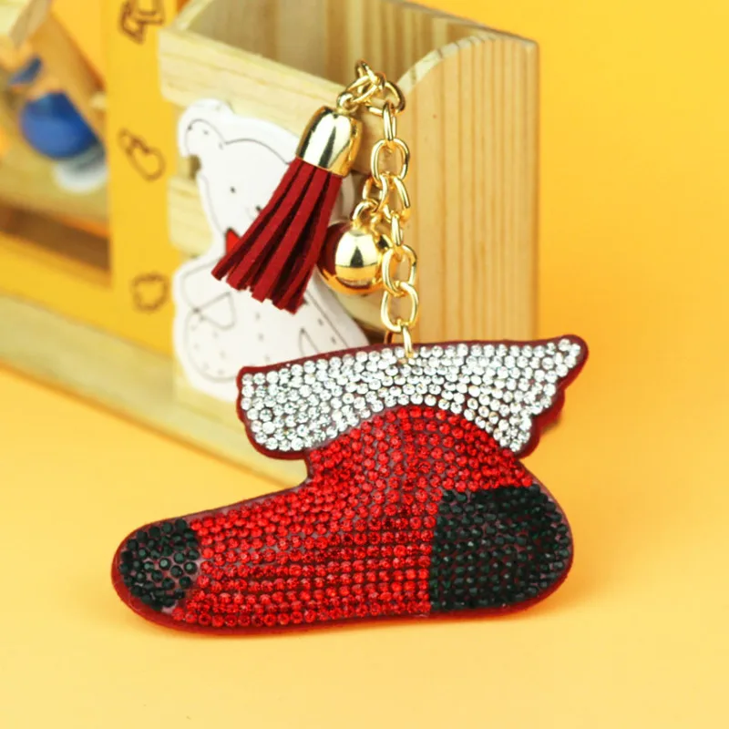 جوارب عيد الميلاد الساحرة - سلاسل المفاتيح المصممة التي تحميز أحجار الراين اللامعة وتفاصيل جرس جينغلي لإكسسوارات العطلات