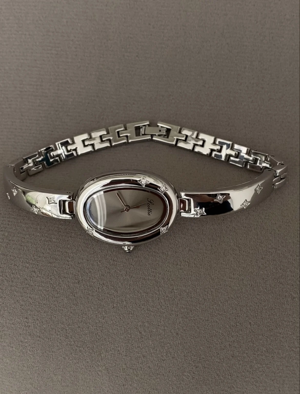 SilverGrayRelógio de quartzo feminino elegante e sofisticado com meia corrente e meio pulseira, design de um acessório elegante para mulheres.