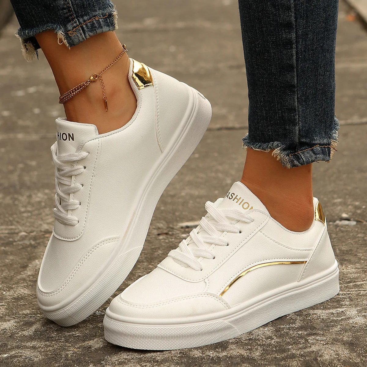 

New casual and fashionable sports skate shoes for women's export, large-sized thick-soled solid white sneakers for outerwear