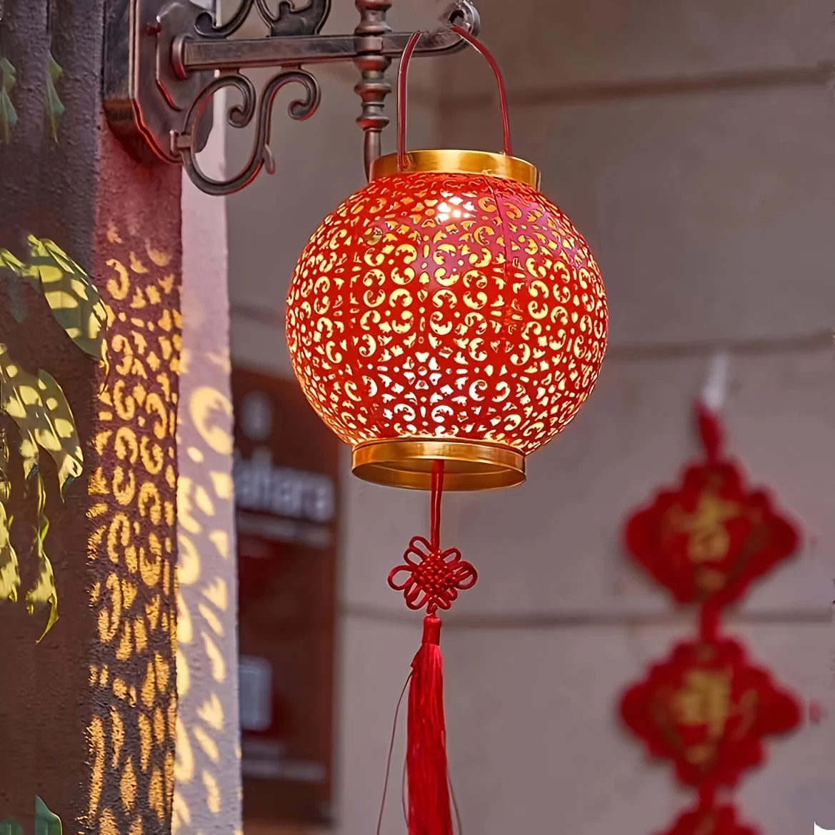 Outdoor Solar Light, Garden Decoration for New Year, Garden Hanging Lights Chinese Hanging Lantern, Garden Solar Iron Hollow Red Lantern Hanging Light, for Table Pathway Patio Yard Home Decor