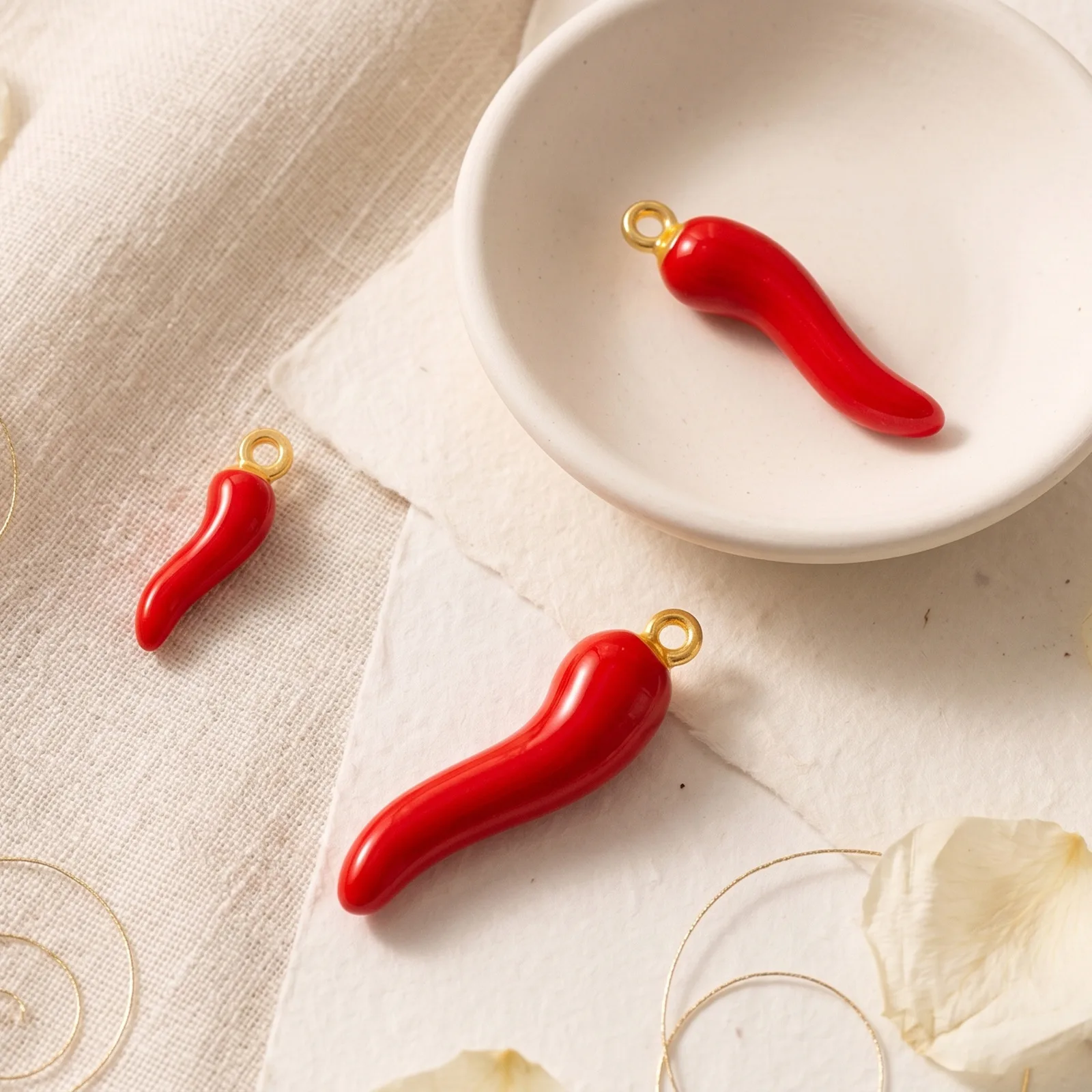 10 Stück Zinklegierungs-Anhänger, vergoldet, mit rotem Emaille, Cornicello, italienisches Horn, Chili, 3D-Anhänger für die Herstellung von DIY-Halsketten, Großhandel – Detail 3