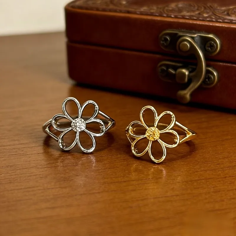 

Hollow flower ring, fashionable, light luxury, niche, versatile for daily commuting, women's jewelry