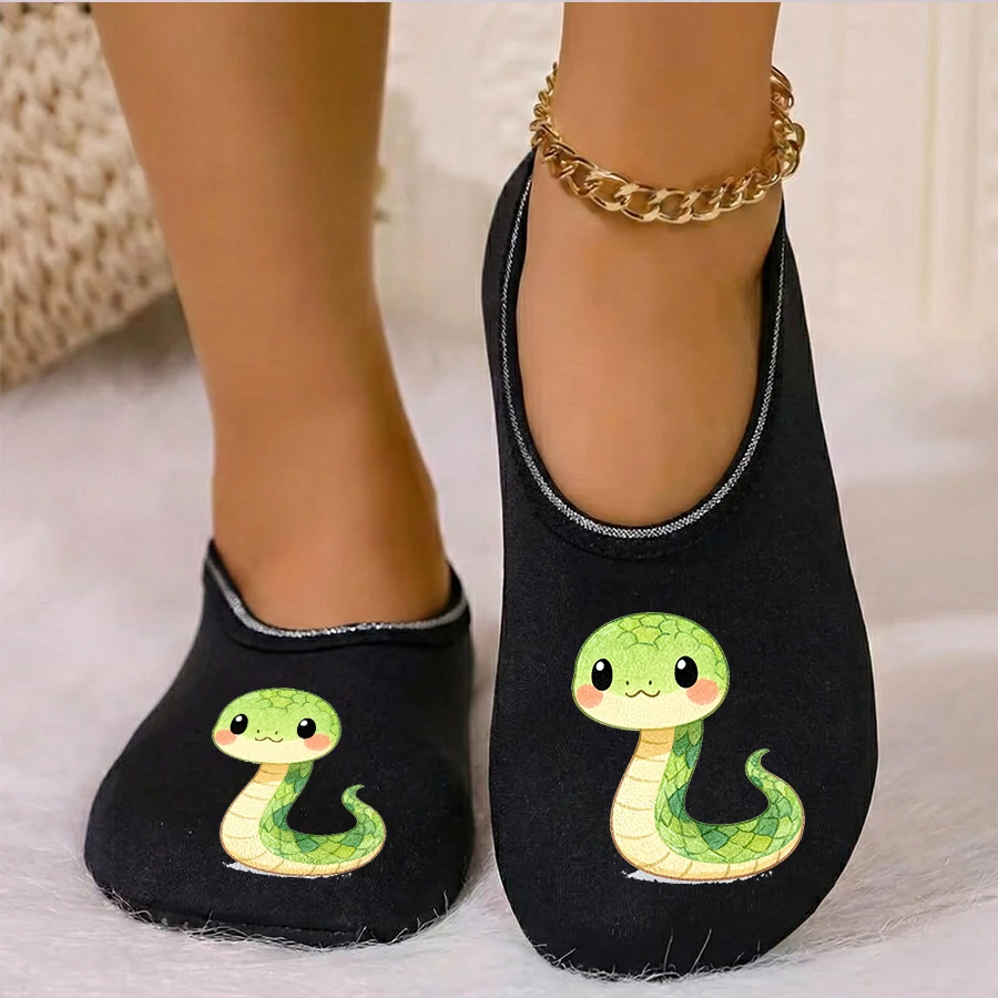 

Четырехсезонные носимые пары с мультяшным змеиным принтом и тонкой бархатной подкладкой, дышащие, высокоэластичные, противоскользящие напольные тапочки.