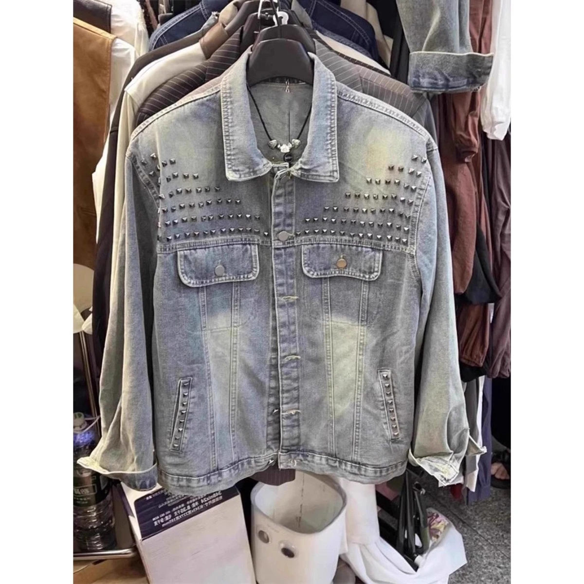 

Мужская джинсовая куртка в стиле ретро в американском стиле, свободная повседневная куртка с тяжелыми заклепками, ленивая куртка из смеси хлопка из полиэстера