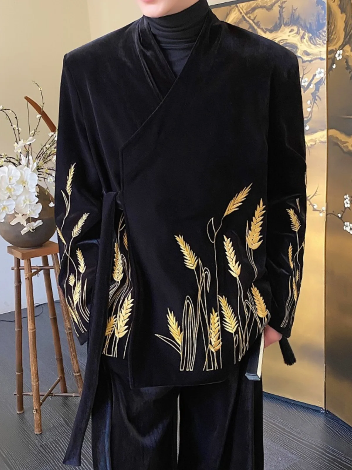 

Новый китайский бархатный костюм с подкладкой на плечах, мужской комплект с широкими брюками, вышитый дизайн с пшеничными шипами, модный сезонный костюм на четыре сезона