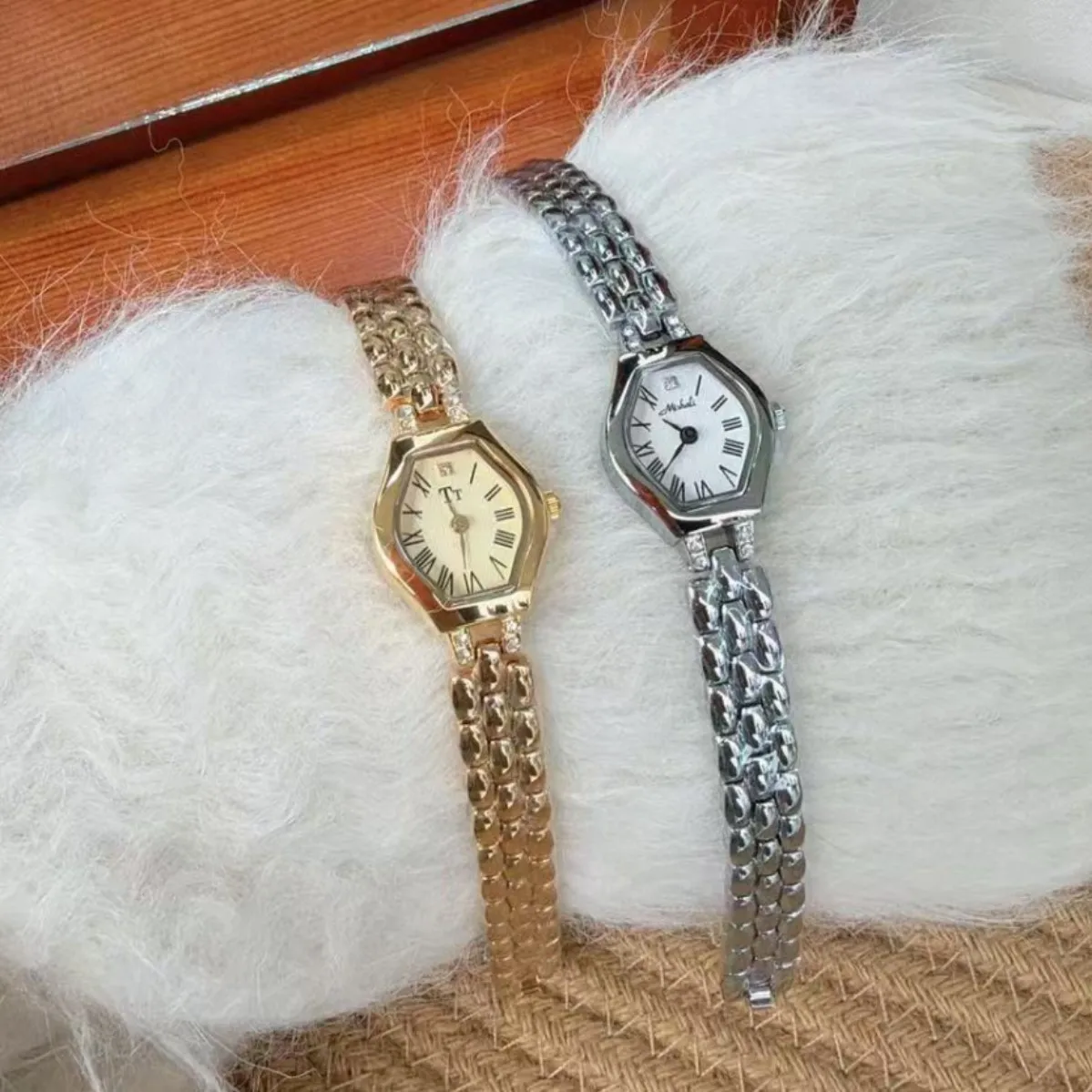 

2026 New Small Dial Chain Strap Fashion Watch Waterproof Bracelet Style Stainless Steel Retro Exquisite Quartz Watch Women Gift