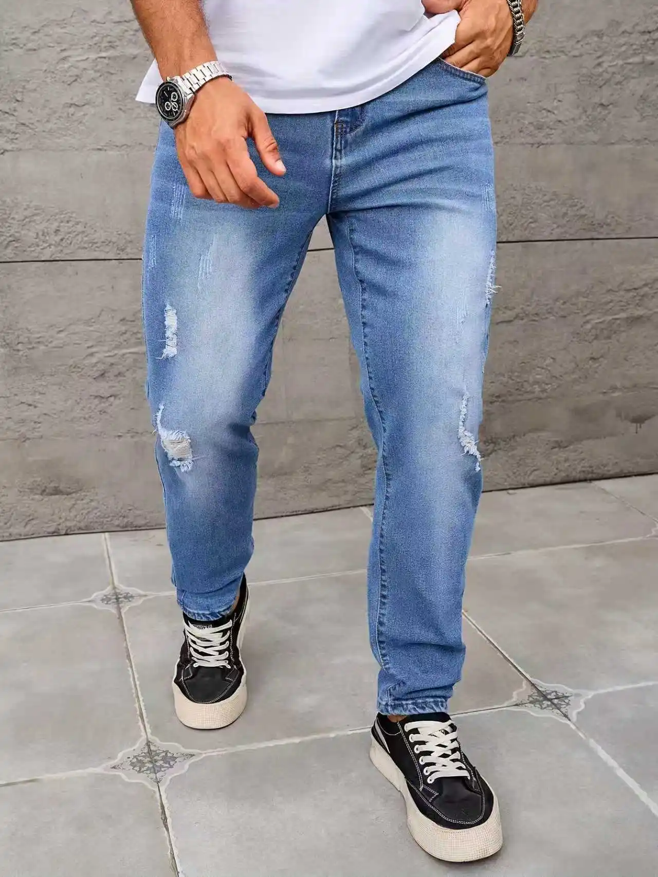 Pantaloni in denim strappati da uomo