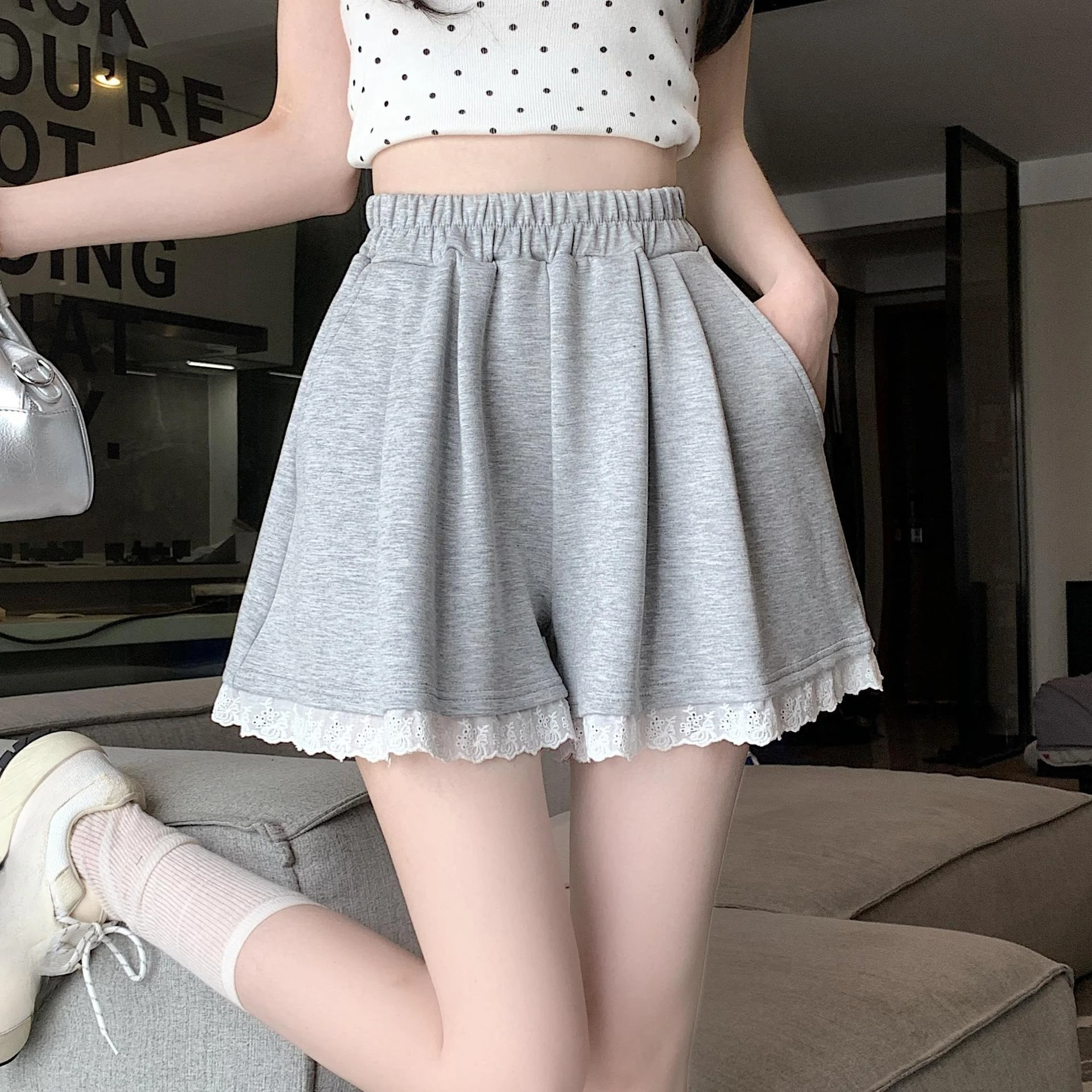 

Женские серые шорты с кружевом и рюшами, прямые свободные шорты трапециевидной формы с высокой талией, модные милые корейские шорты с эластичной резинкой на талии