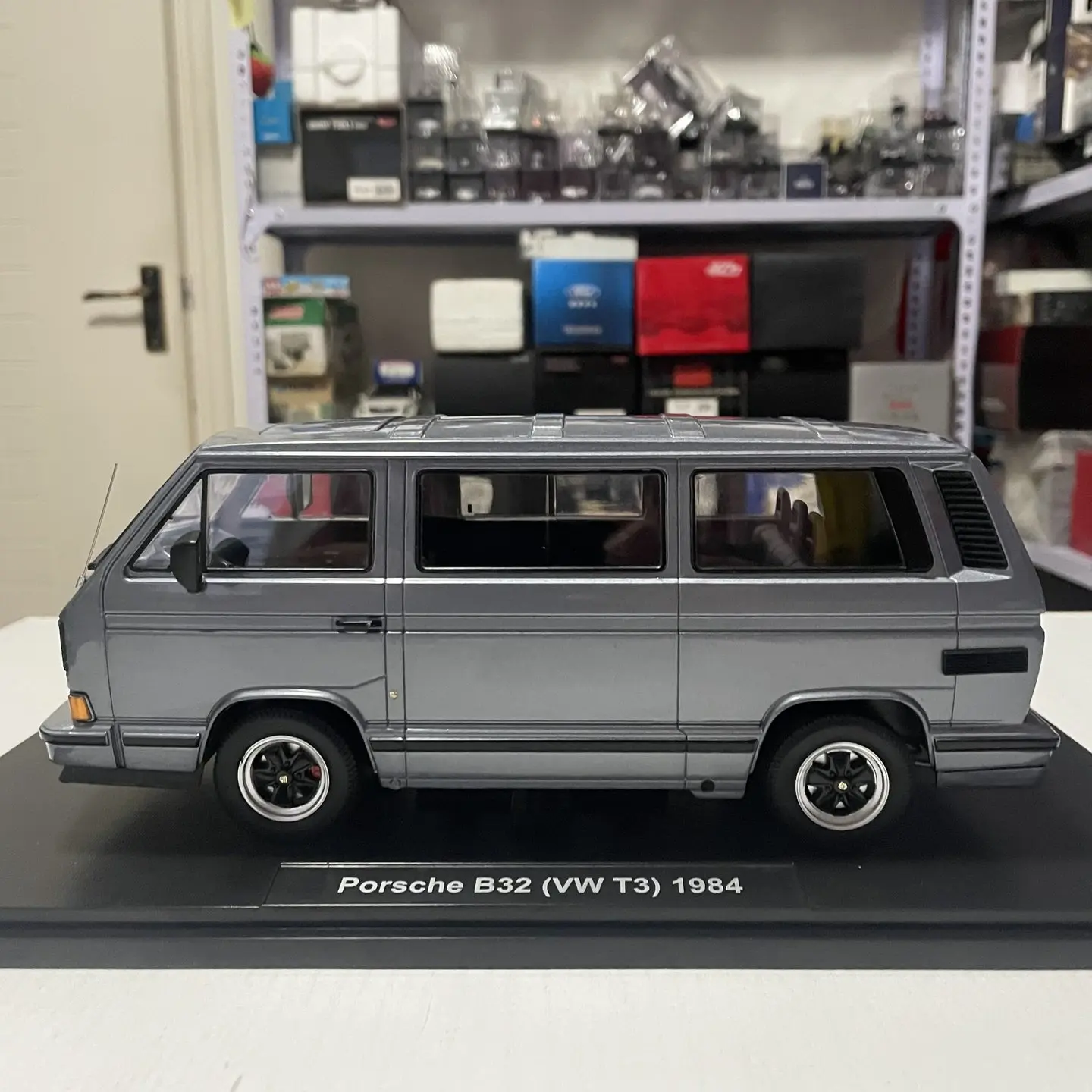 KK 1:18 Scale Diecast Alloy Porsche B32 (VW T3) Van 1984 Toys Cars Model Classics Nostalgia Adult Gifts Souvenir Static Display