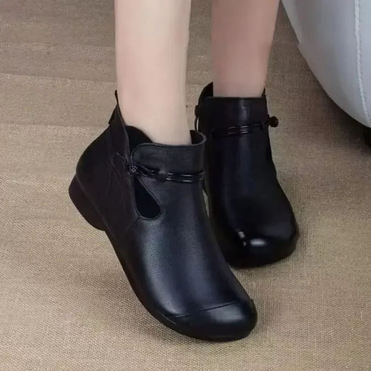 

2025 Hot Sale Spring New Flat Short Boots Women's Casual Retro Fashion Simple Soft Leather Middle-aged and Elderly Women's Shoes