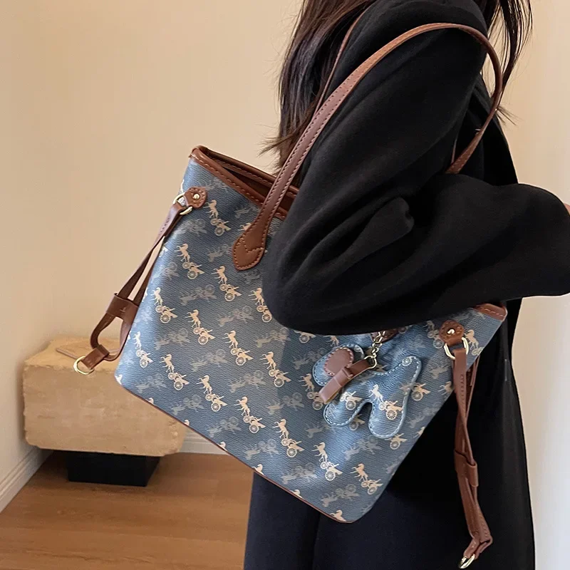 Large capacity handbag versatile for women Luxury designer new fashion casual shoulder bag with texture class shopping tote bag