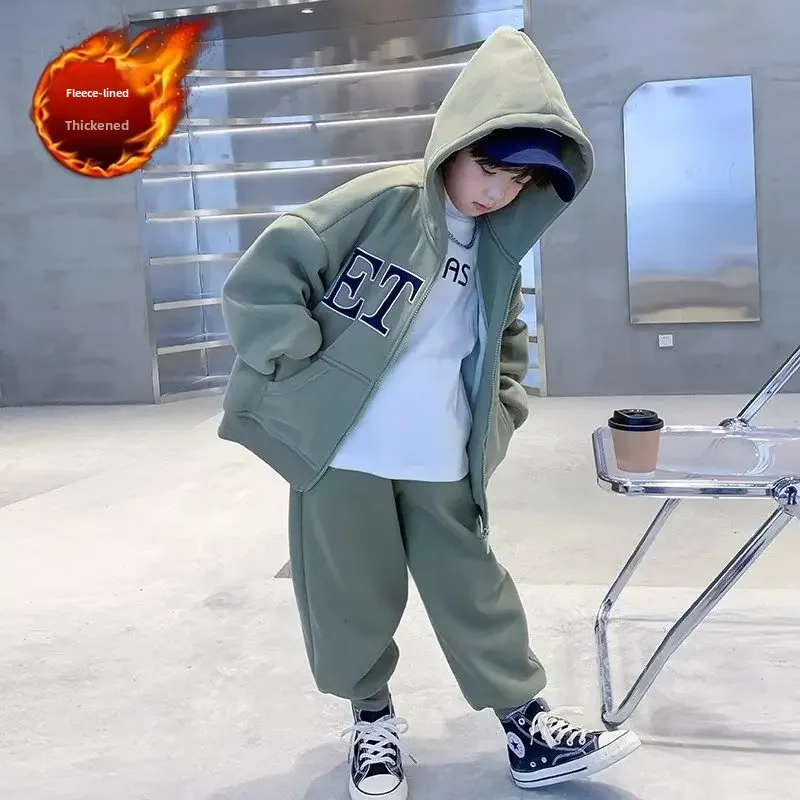 

Модный брендовый утепленный зимний костюм с капюшоном на флисовой подкладке для мальчиков, детская одежда свободного кроя, комплект из двух предметов, Новое поступление 2023 г.