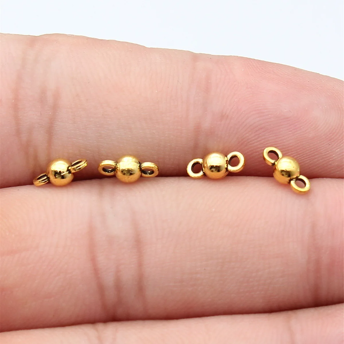80 Stück 4 x 8 mm (0,16 x 0,31 Zoll), 6 Farben, kleine Kugel-Anhänger, Verbinder, Charms, DIY-Schmuckzubehör, Großpackung