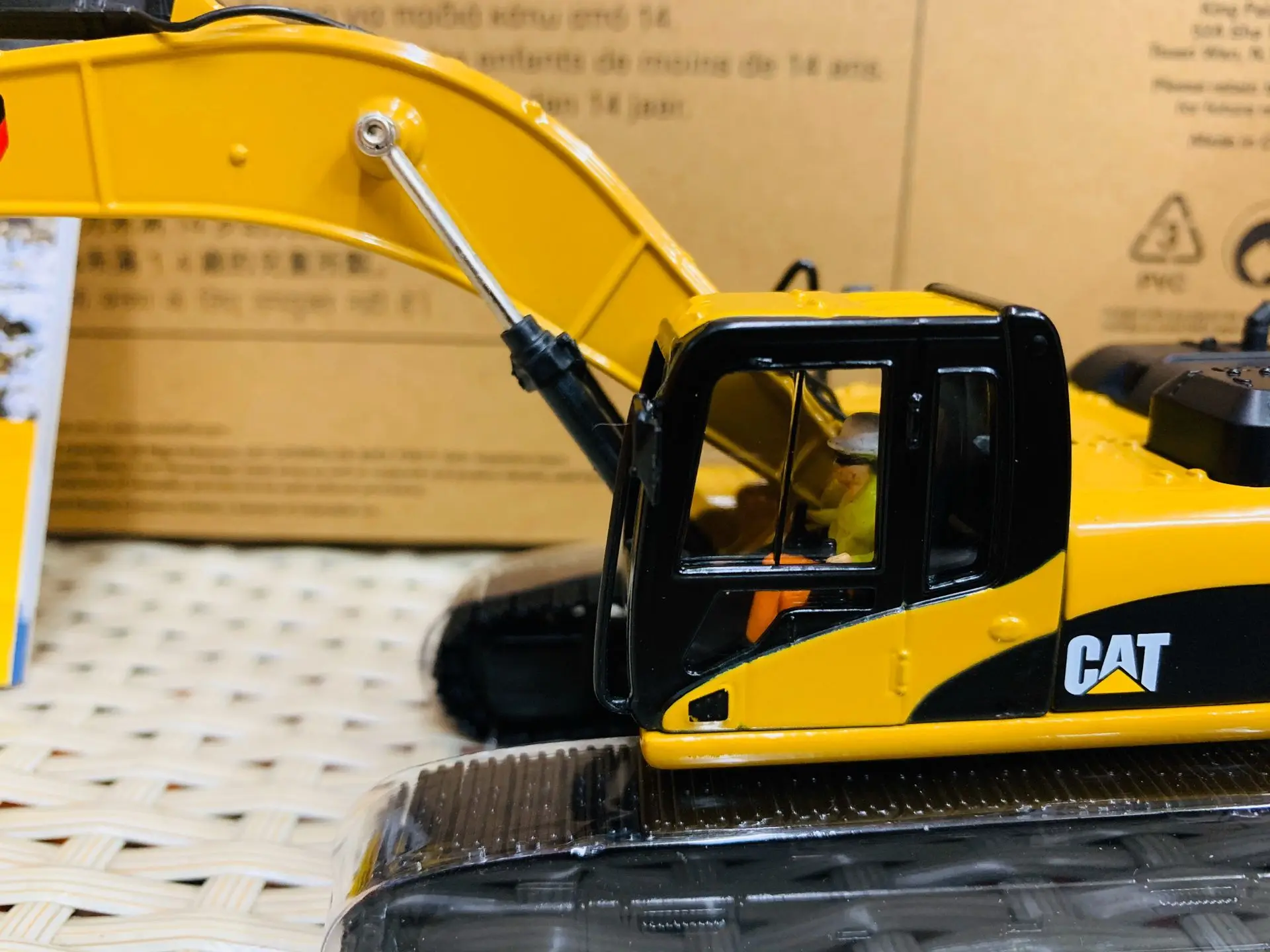 330D L Hydraulic Excavator 1/50 Scale DieCast Masters DM85199