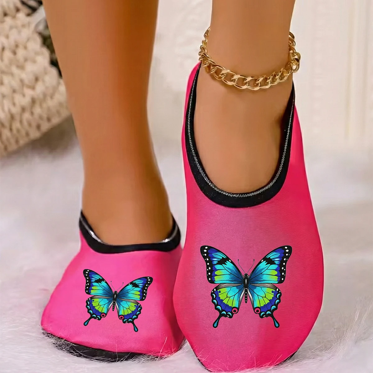 شبشب أرضي أنيق للزوجين يمكن ارتداؤه في الفصول الأربعة مطبوع عليه فراشات من جلد الغزال يسمح بمرور الهواء ومرونة عالية ومضاد للانزلاق