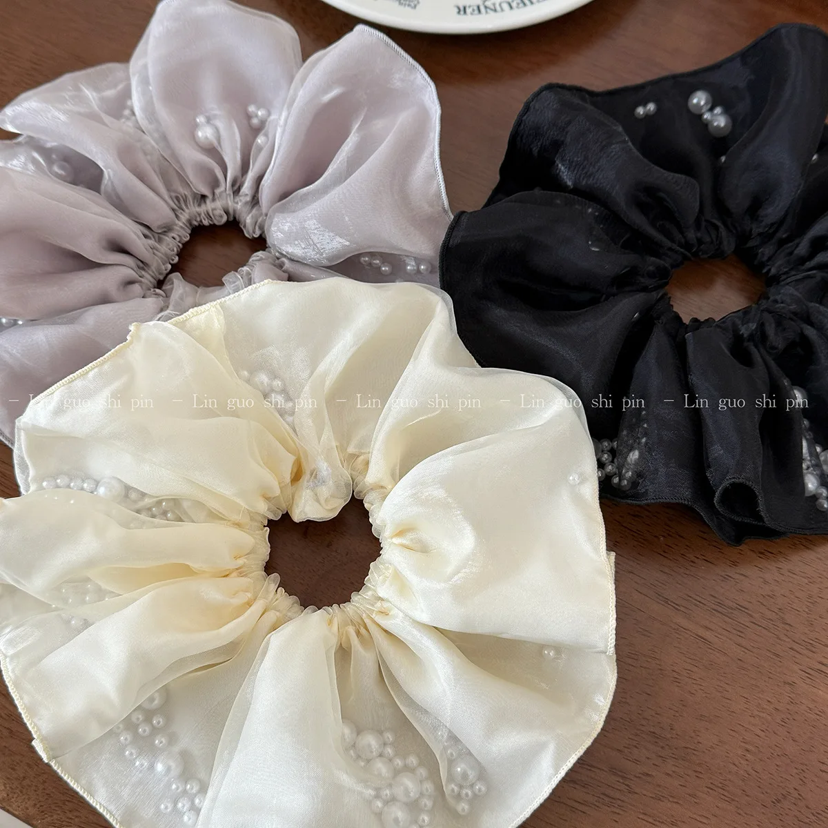 

Hot Selling Oversized Pearl Scrunchie High Stretch Elastic Hair Tie for Women Low Bun Ponytail Holder Elegant Daily