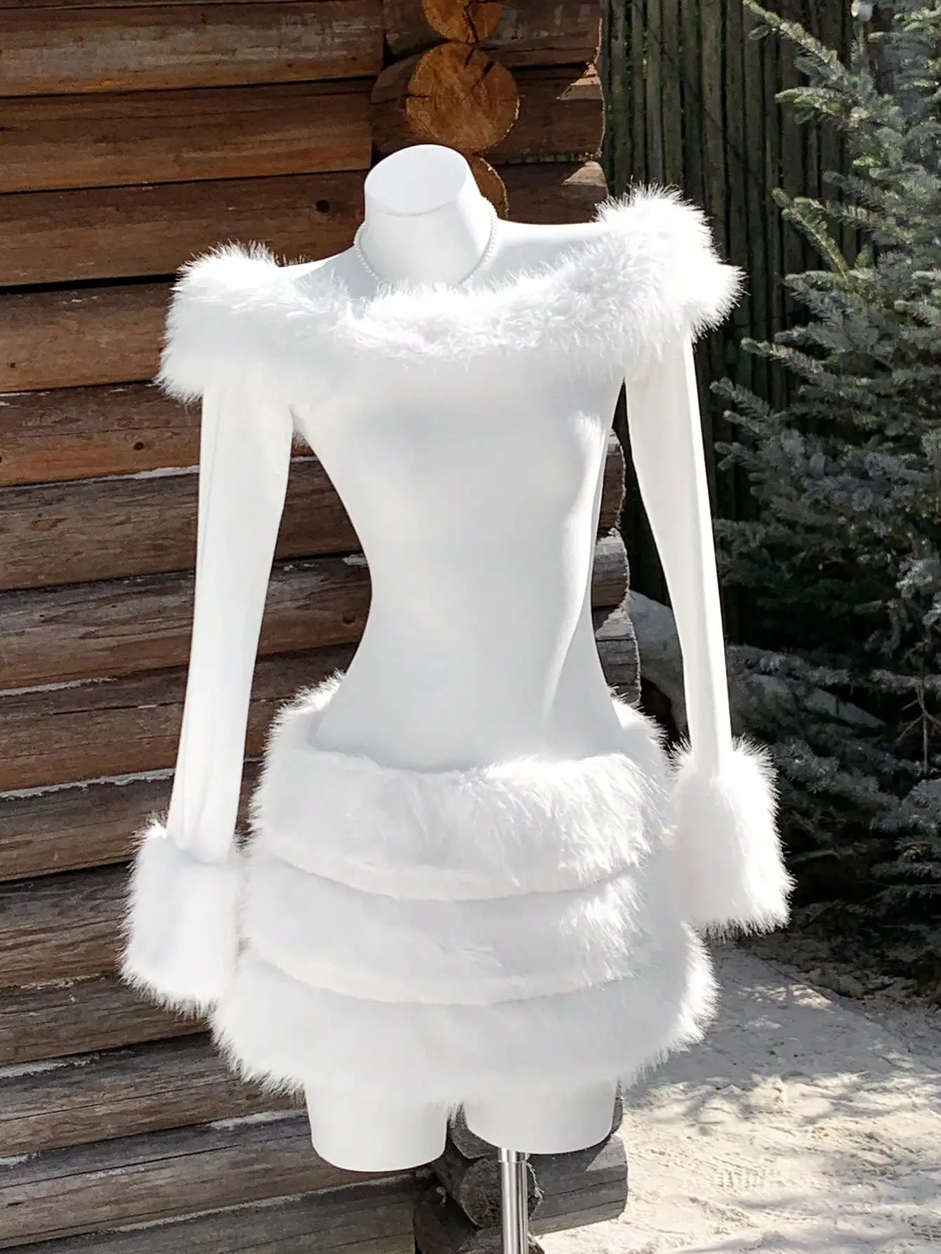 

Белое мини-платье с открытыми плечами и длинными рукавами, отделанное искусственным мехом, для праздничных вечеринок