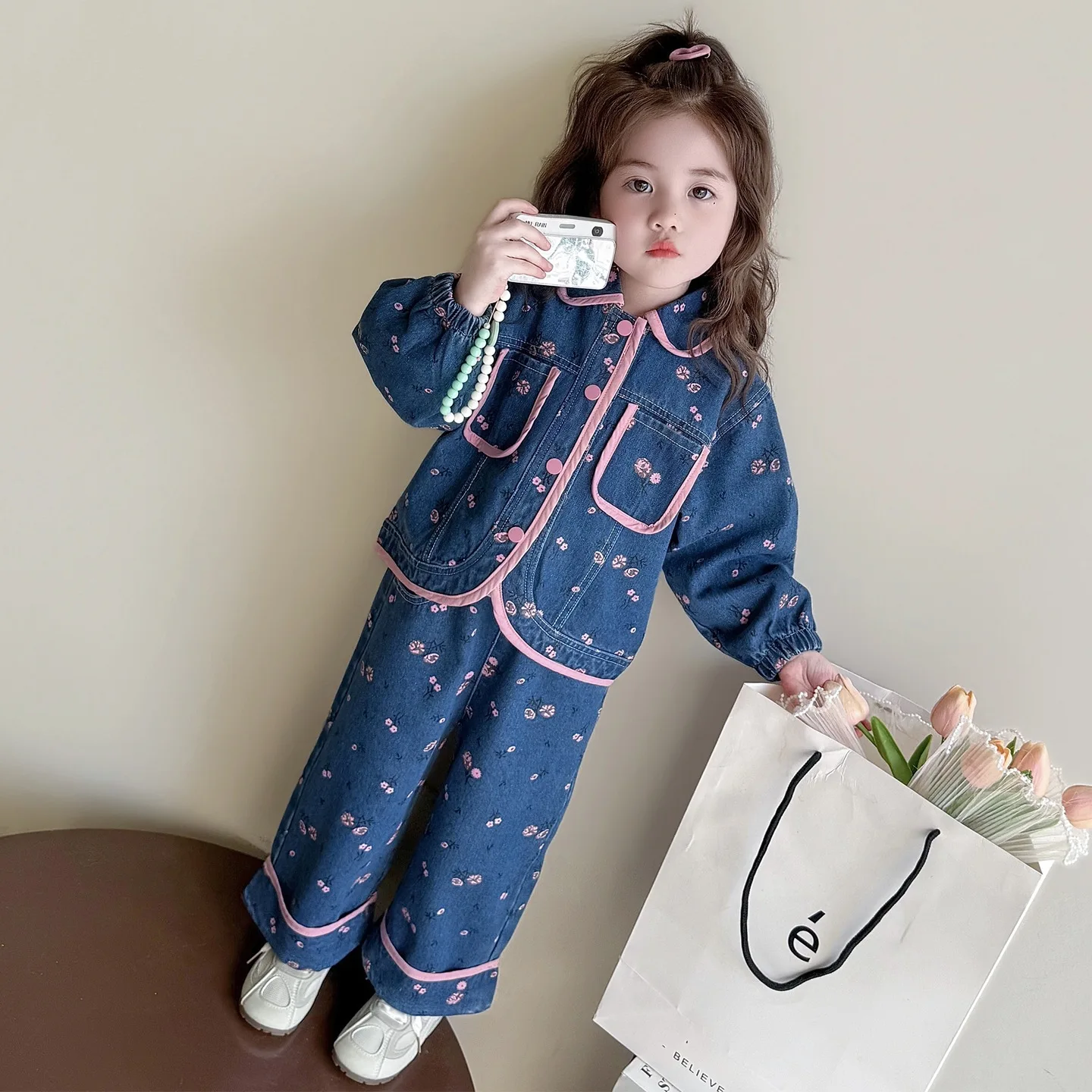 

Детский весенний джинсовый костюм: куртка и брюки, новинка 2026 года, модный милый комплект из двух предметов для девочек, детская мода на весну