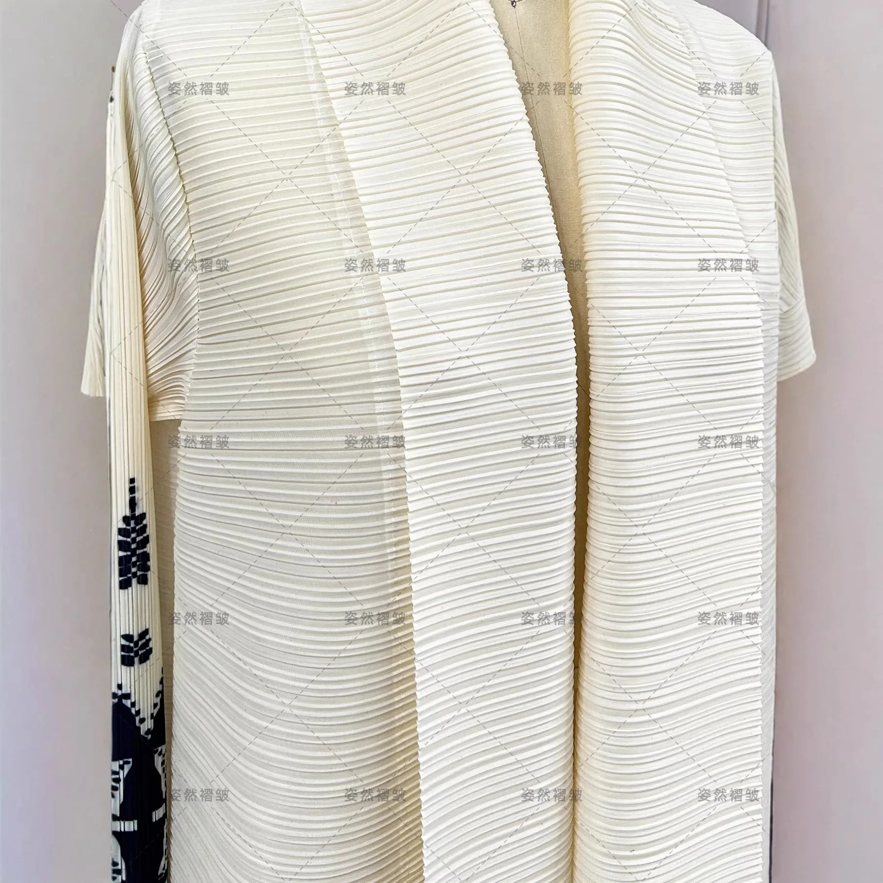 Miyake Pieghe 2026 Nuovo Medio Oriente Plus Size delle Donne Stampato Geometrico Pieghettato Abito Musulmano Cardigan Giacca A Maniche Lunghe Pieghettato