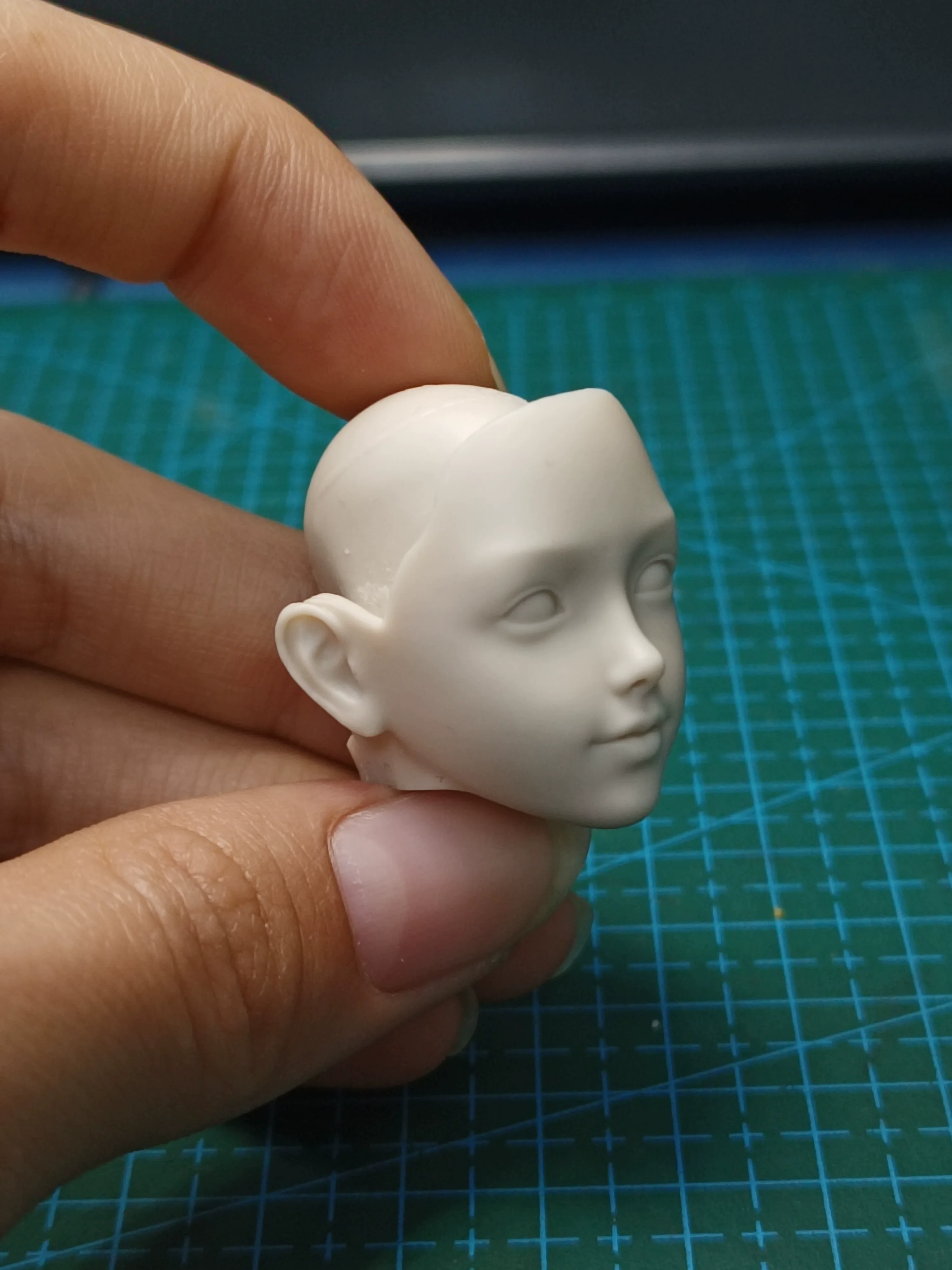 

YMTOYS YMT053 1/6 Loli Girl Feamle Head Sculpture Cute Doll Unpainted Carved Model Fit 6" Action Figure Collection