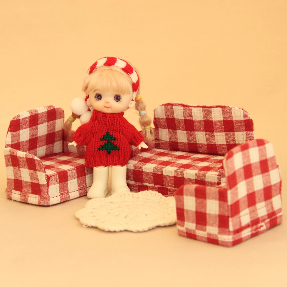 1:12 أثاث صناعي مصغر قماش أحمر منقوش أريكة واحدة ومزدوجة قابلة للطي مناسبة لـ Bjd Ob11 أثاث منزلي للمنزل