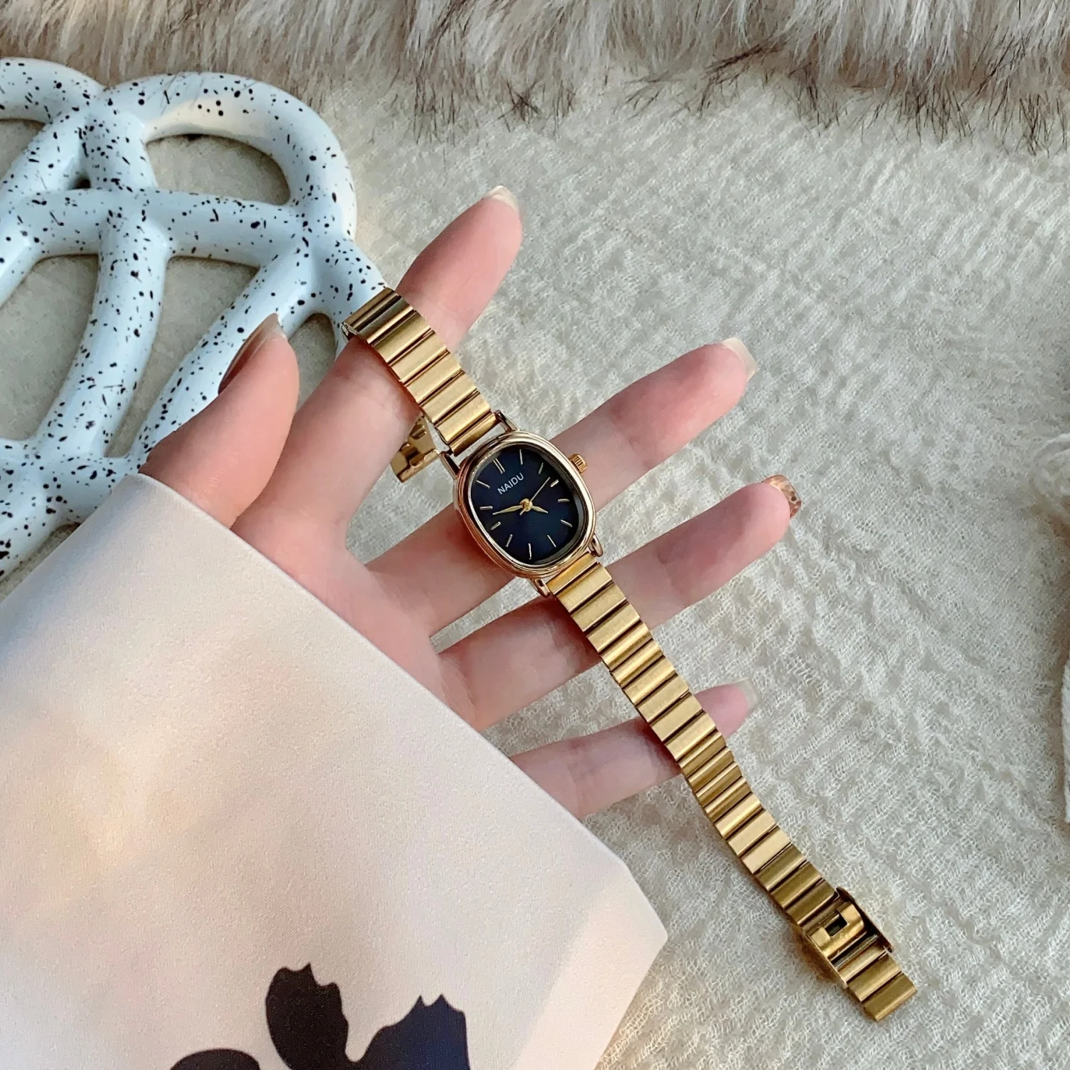 

Новые модные женские часы с золотым браслетом, стальной ремешок, кварцевые часы, винтажный овальный циферблат, наручные часы для девушек, Relojes