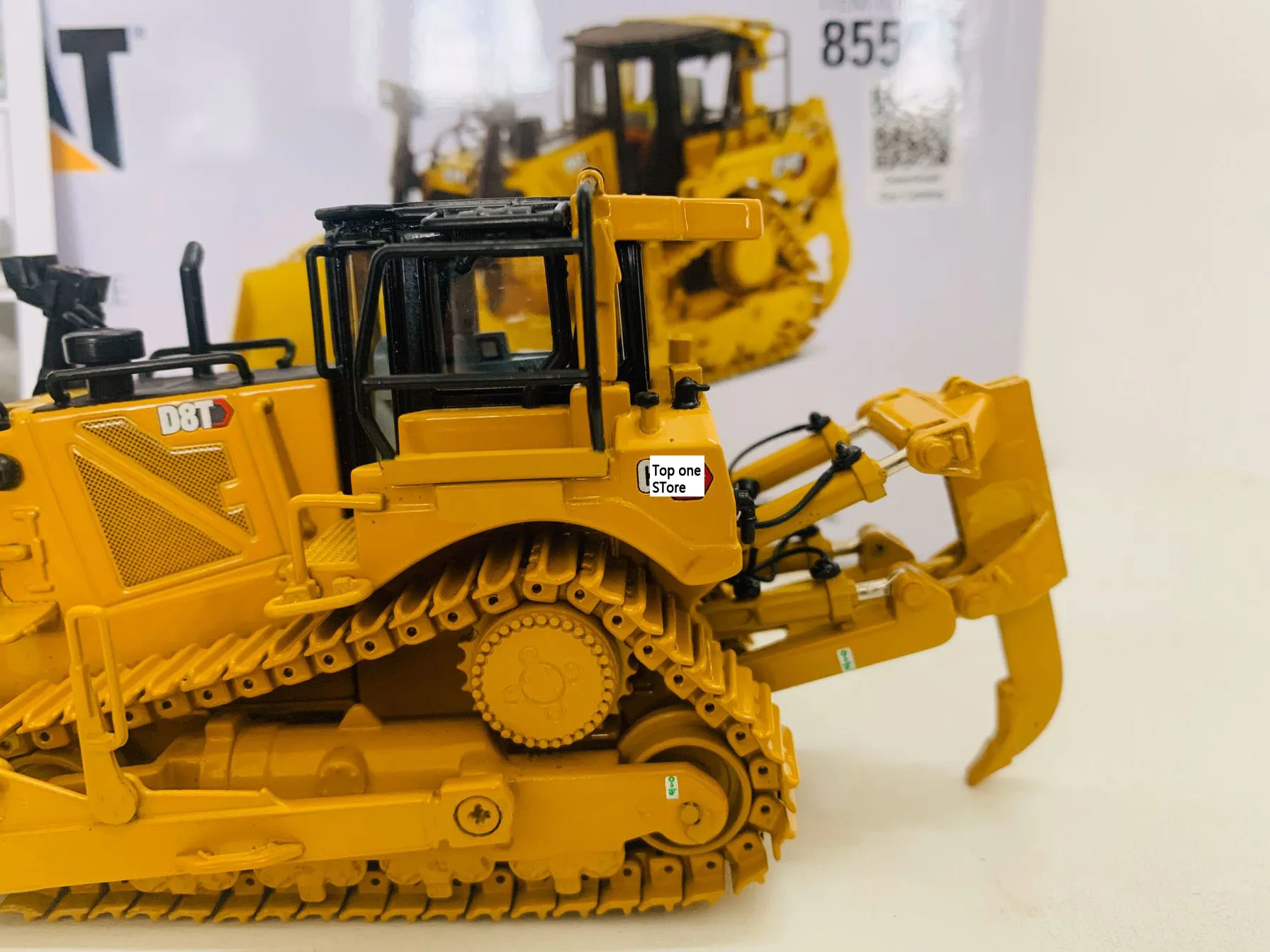 D8T TRACK TYPE TRACTOR DOZER 1/50 SCALE BY DIECAST MASTERS DM85566