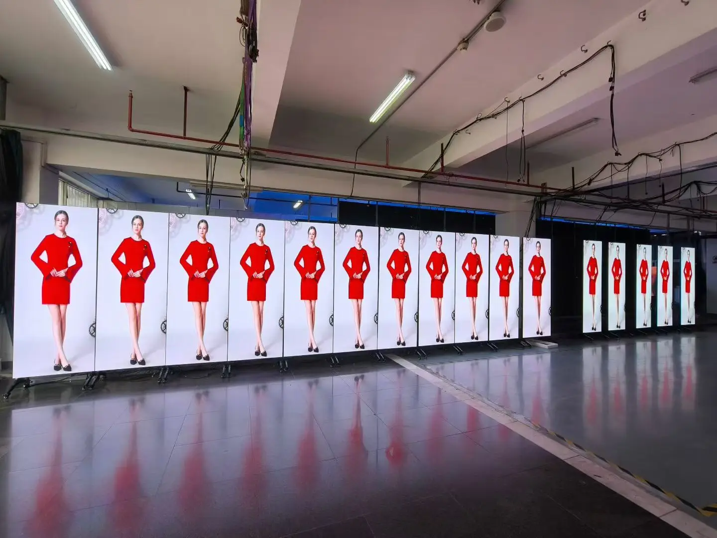 شاشة ملصق LED خارجية قابلة للتخصيص P1.25/P1.53/P1.86/P2/P2.5 عرض إعلاني محمول متحرك على الأرض