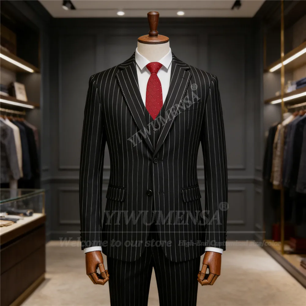 

Классический мужской костюм с вертикальными полосками: пиджак, жилет, брюки — комплект из 3 предметов. Деловой, формальный, для вечерних мероприятий, облегающий крой, смокинг для жениха.