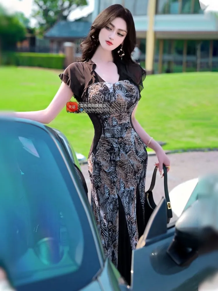 A new short-sleeved knee-length dress with unique mesh print and fishtail splicing design