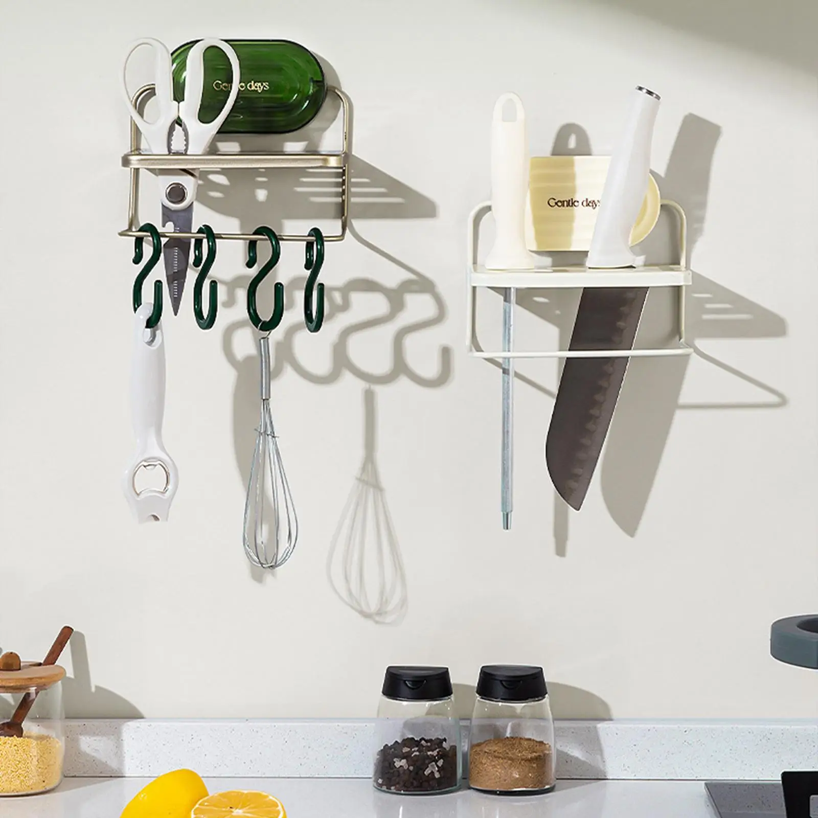 キッチン用の壁掛け式ナイフラック。フック付きで、包丁やカッター、調理器具などを整理・収納できる鉄製の棚。
