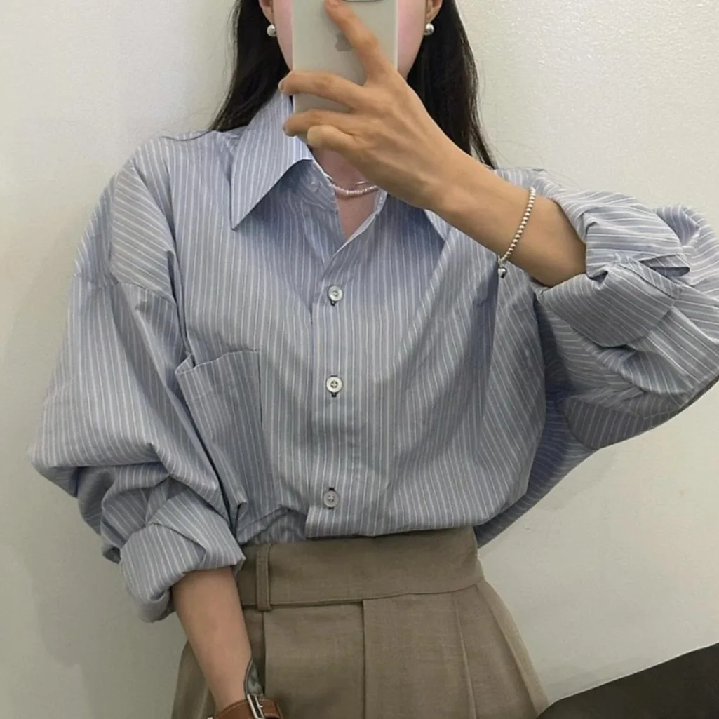 Elegancka, vintage'owa, długa bluzka w paski, damska, modna, codzienna, z mieszanki bawełny, do pracy biurowej, na wiosnę i jesień.