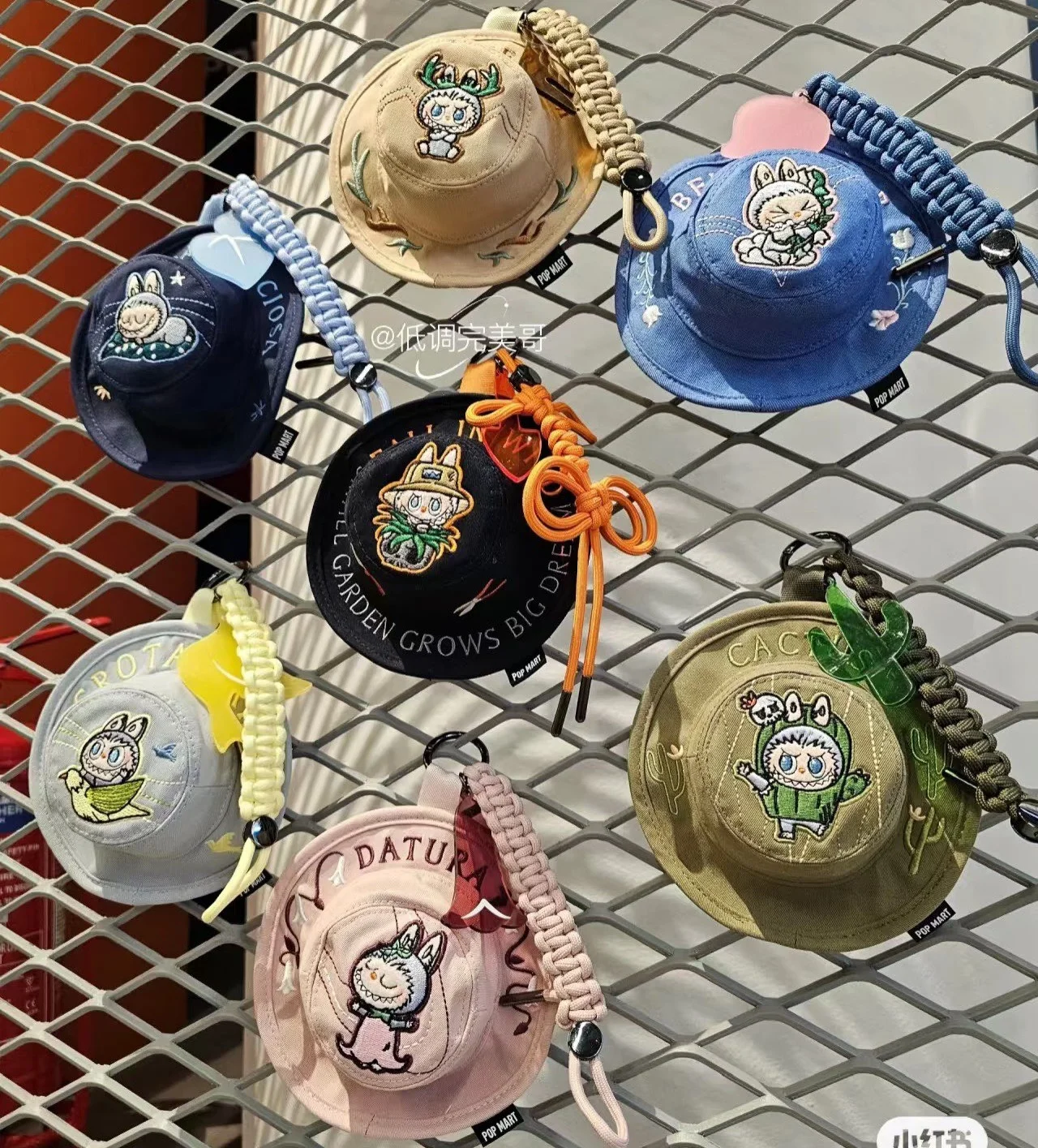 

Подлинная серия In Spot Labubu The Monsters Fall In Wild, слепая коробка, рыбацкая шляпа, подарочное украшение, игрушки, подвески, коробка-сюрприз