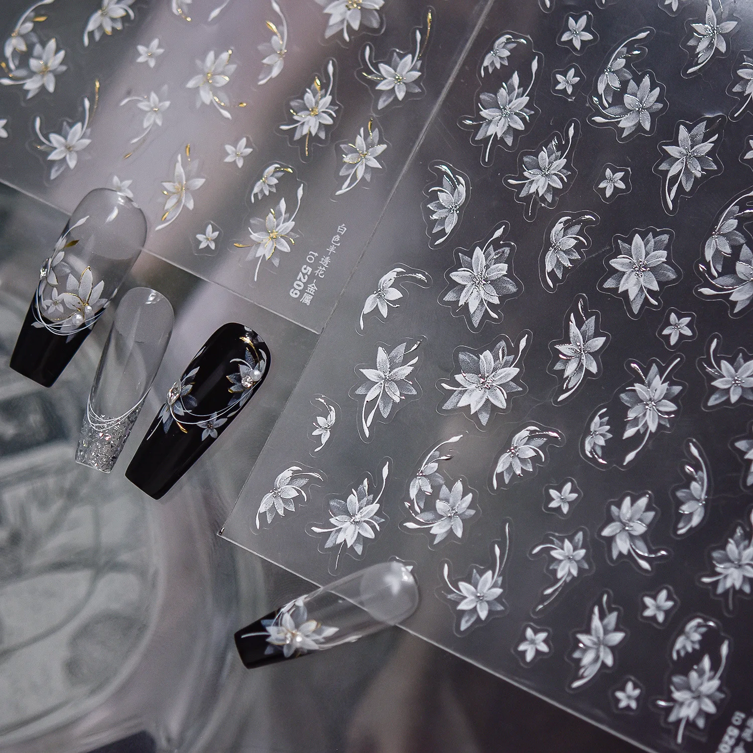 Eleganter schwarz-weißer Blumen-Nagelaufkleber, halbtransparent, blühende Blumen, Goldfolienblütenblatt, atemberaubender, botanischer, schicker Nagelkunst-Aufkleber