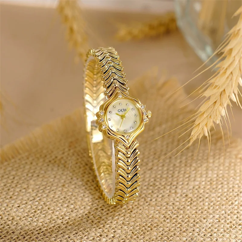 Small Dial Mother of Pearl Light Luxury Diamond Accent Chain Strap Fishtail Bracelet Quartz Women Watch Elegant Gift for Her Hot