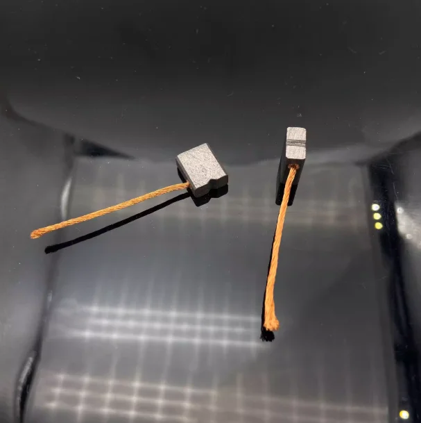 Escova de carbono para carro 5.5*11*13 para freio híbrido de motor duplo ABS bomba de armazenamento de energia bomba de freio eletrônico escova de carbono 5.5X11X13