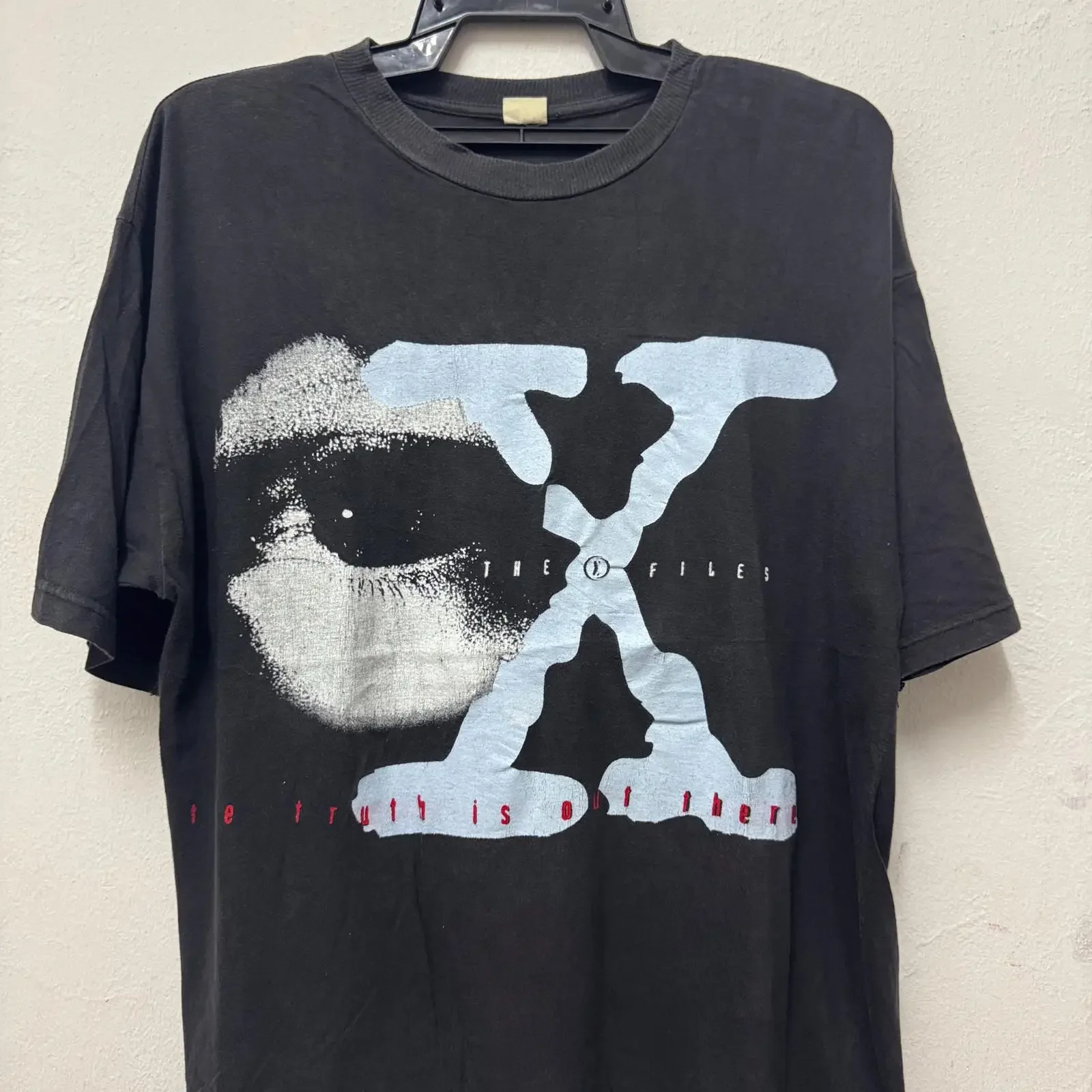 T-shirt vintage des années 90 The X Files 'The Truth Is Out There' Alien, noir délavé, film science-fiction, taille XL, vintage délavé