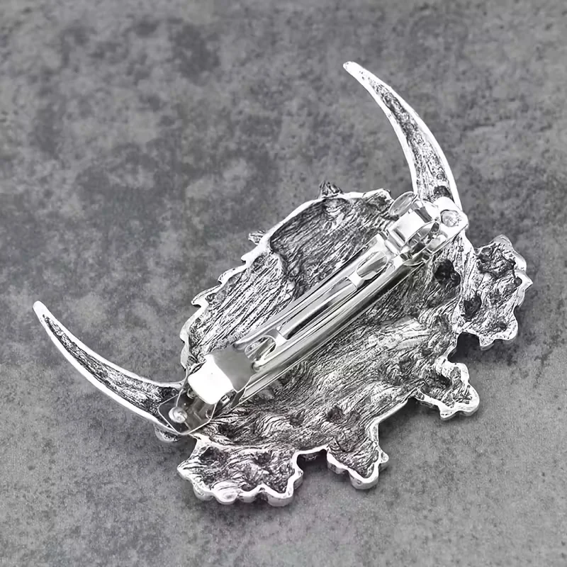 Eine Vintage-Haarpin mit einem Wikinger-Wolf-Motiv, ein Geschenk mit dem Motiv von Mond und Wolf – perfekt für den Anlass. – Detail 4