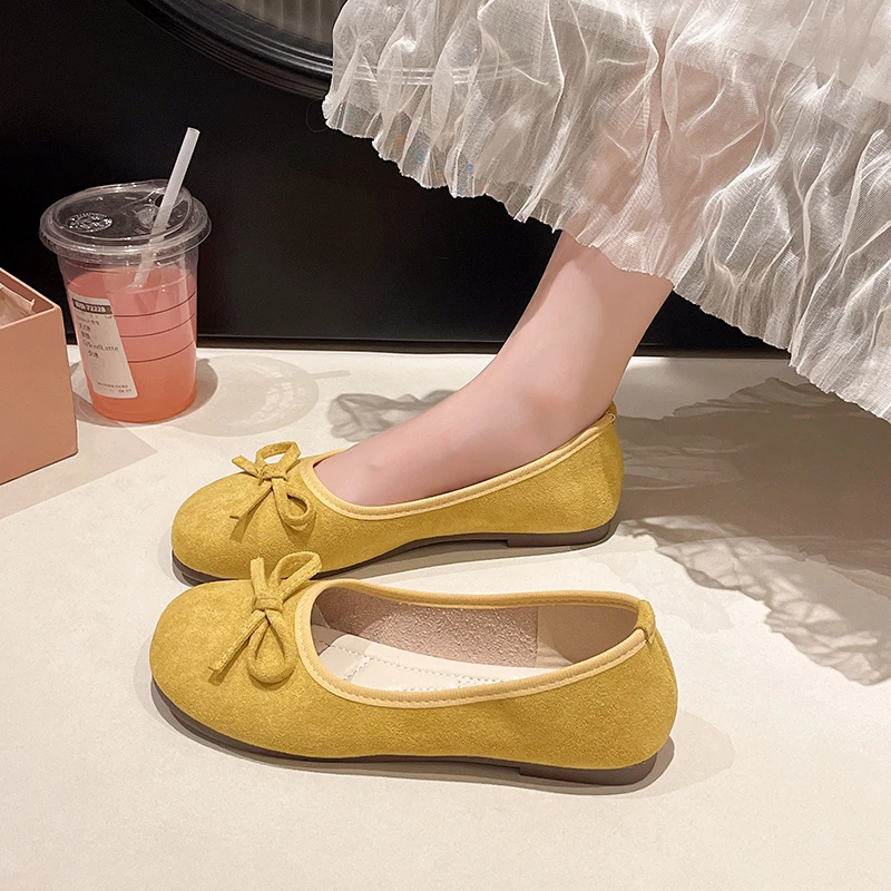 Damen Ballerinas mit Schleifendekoration, runder Zehenpartie, aus Wildleder, zum Hineinschlüpfen. – Detail 8