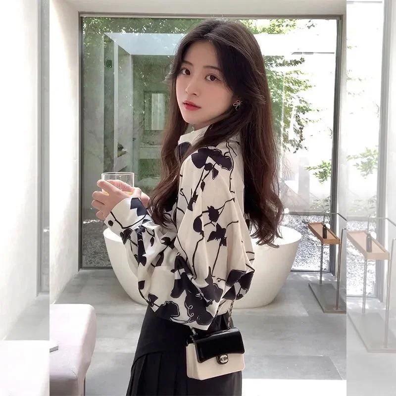 تصميم قميص نسائي عصري كبير الحجم بأكمام طويلة مزين بالزهور