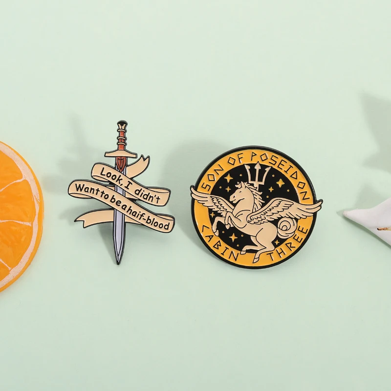 Olhar que não quero ser um alfinetes esmaltados de meio sangue Percy's Sword Riptide Fantasy Movie Broches Lapela Crachá Joias Presentes