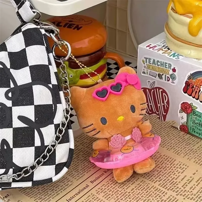 Hello Kitty Cartoon-Badebekleidung, Plüsch-Schlüsselanhänger, niedliche Rucksack-Dekoration, Peripheriegeräte, lustig, lässig, vielseitig, schick, Mädchen-Geschenke