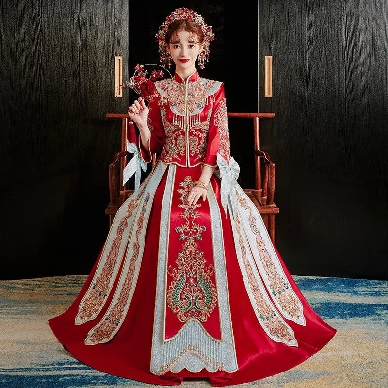 

A new Chinese-style luxurious and wedding dress the dragon Phoenix gown