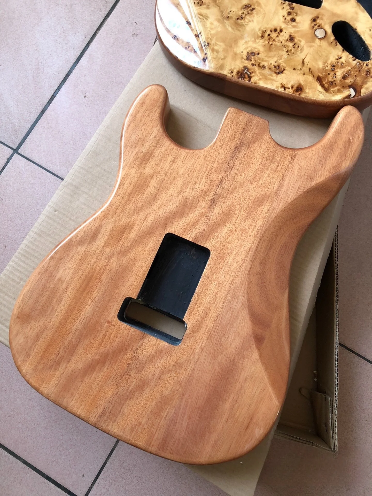 Electric guitar body, peach blossom core body material, tree scar wood grain veneer