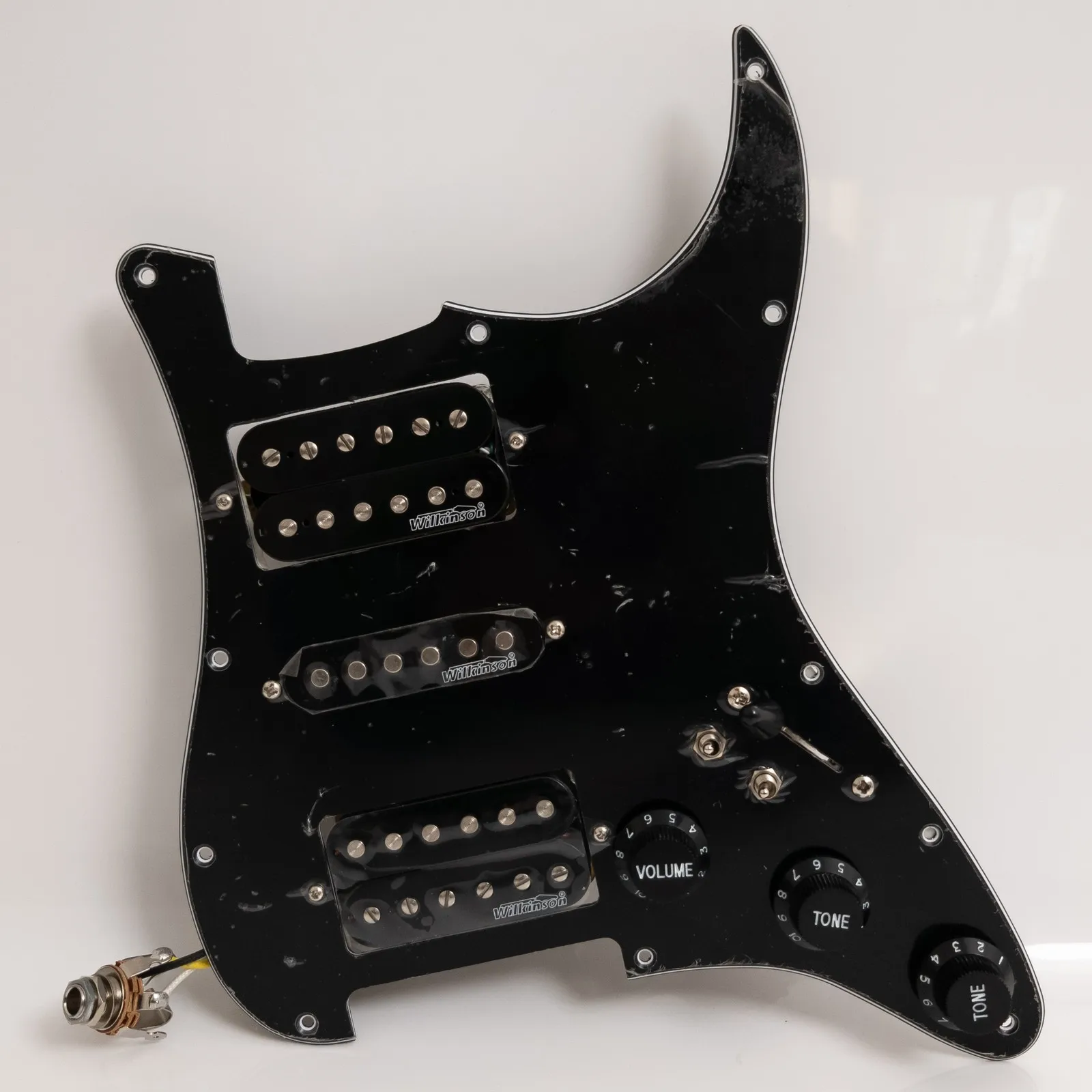 

Готовый комплект для установки на электрогитару ST: пикгард с предустановленными звукоснимателями HSH Wilkinson Coil Splitting Humbucker