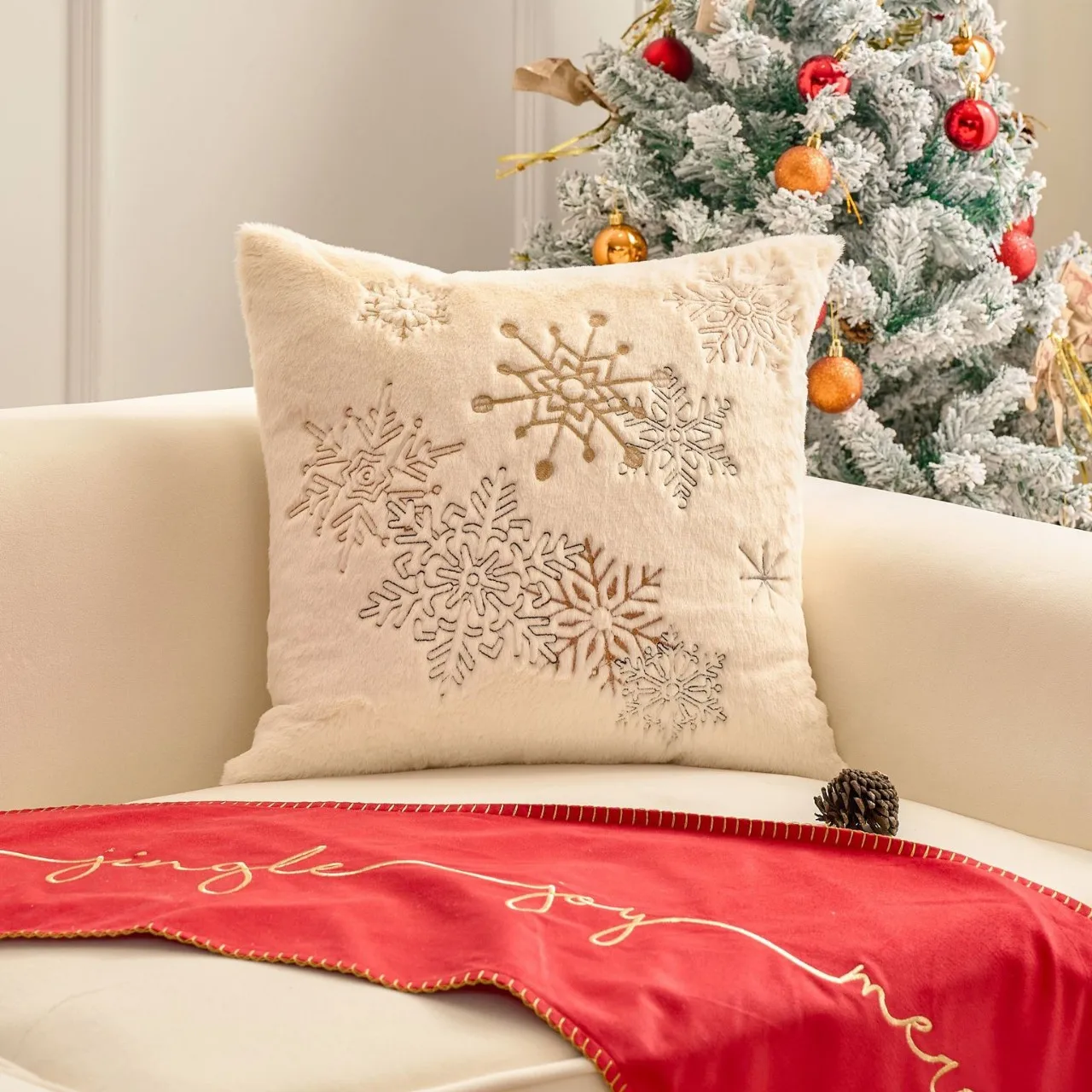 Kerst kussensloop 45x45cm, wit namaak konijnenbont, gouden borduurwerk sneeuwpop sneeuwvlokken, winter decor, gezellige vakantie huisaccen