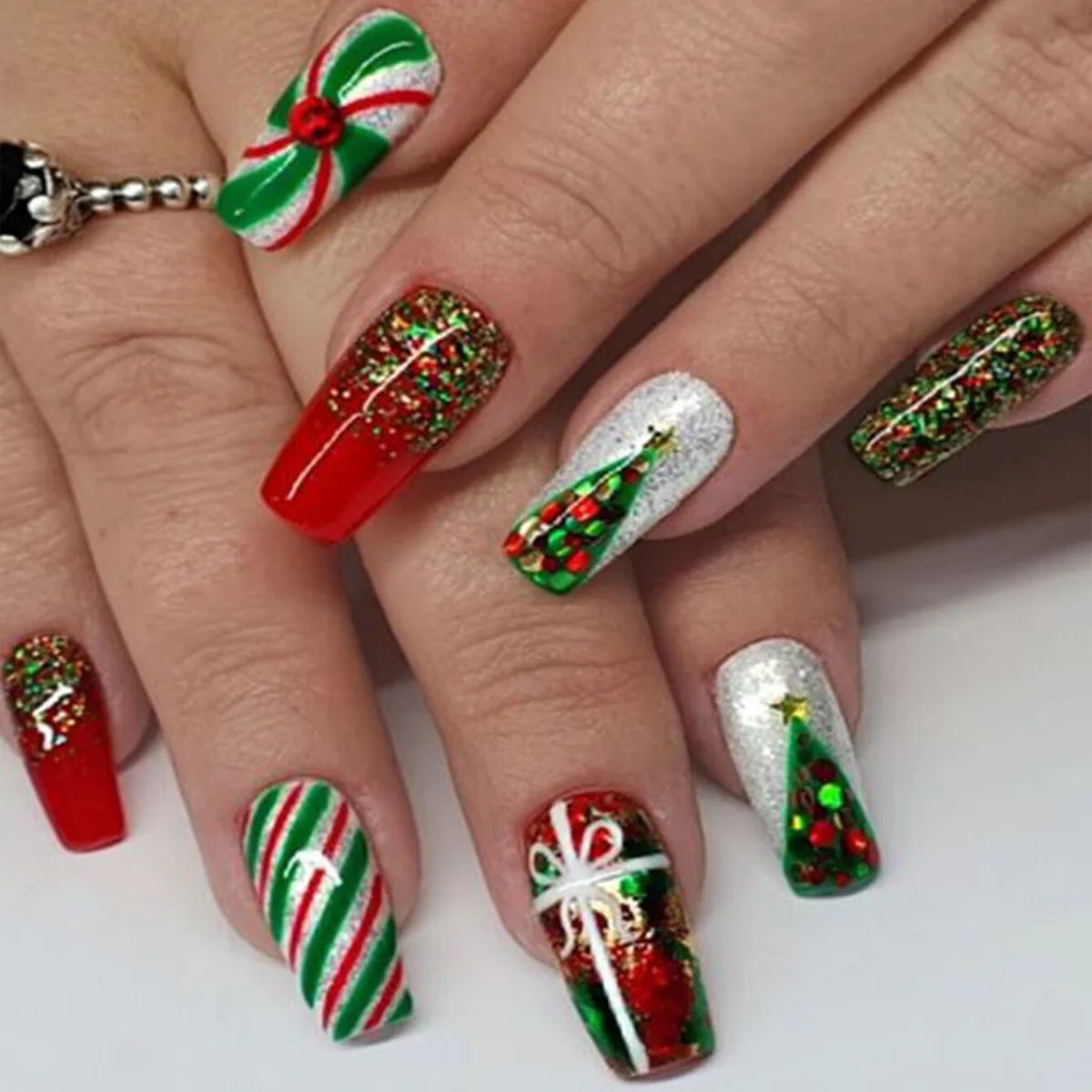 

24PCS Glitter Red Ballet False Nail Christmas Green Gift Tree Stripes Medium Square Fake Nails for Women Wearable Sweet Nail Art