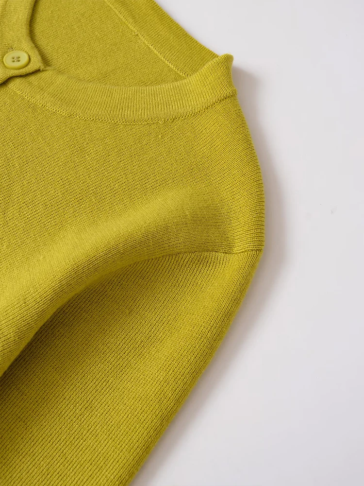 Europejski i amerykański styl, nowości na jesień 2025, odzież damska, podstawowa dzianinowa kurtka z okrągłym dekoltem, długim rękawem i guzikami.